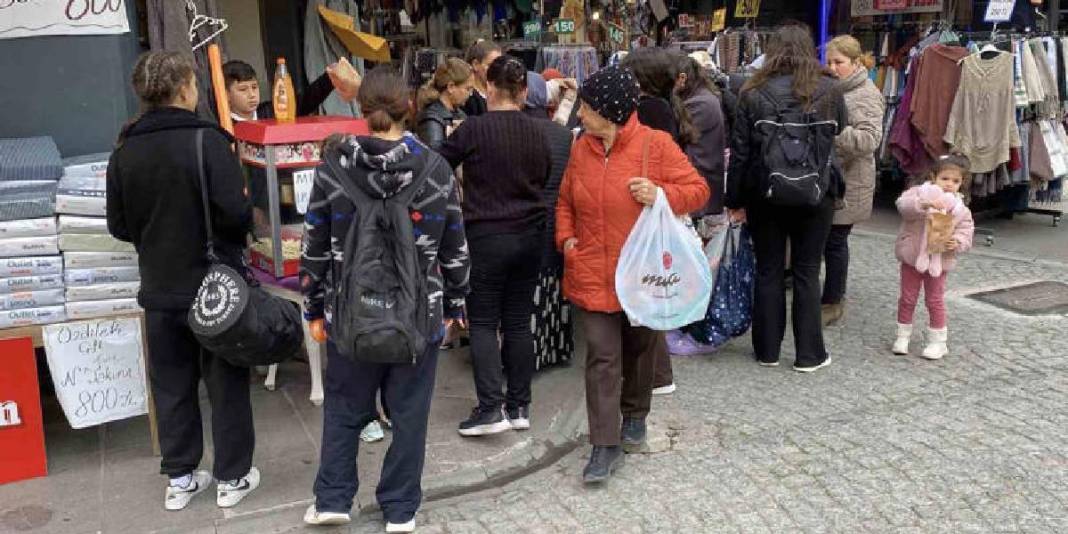 Müşteri çekebilmek için öyle bir şey yapıyor ki! Her gün 20 kilo bedava dağıtıyor: Maksat kalabalık görünsün 1